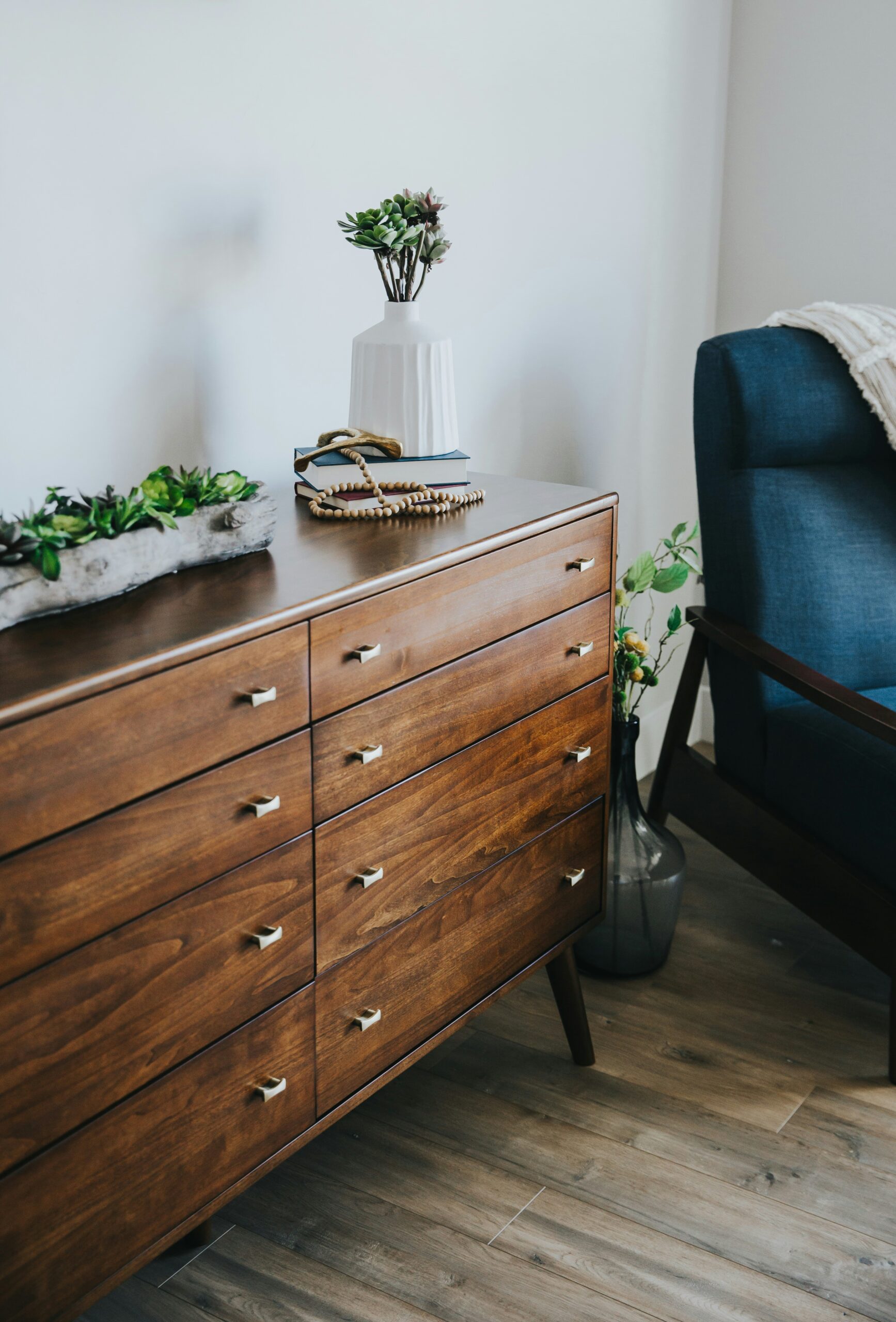 Vintage houten ladekast gestyled met vaas en fauteuil — interieurontwerper Different Corner Heerenveen