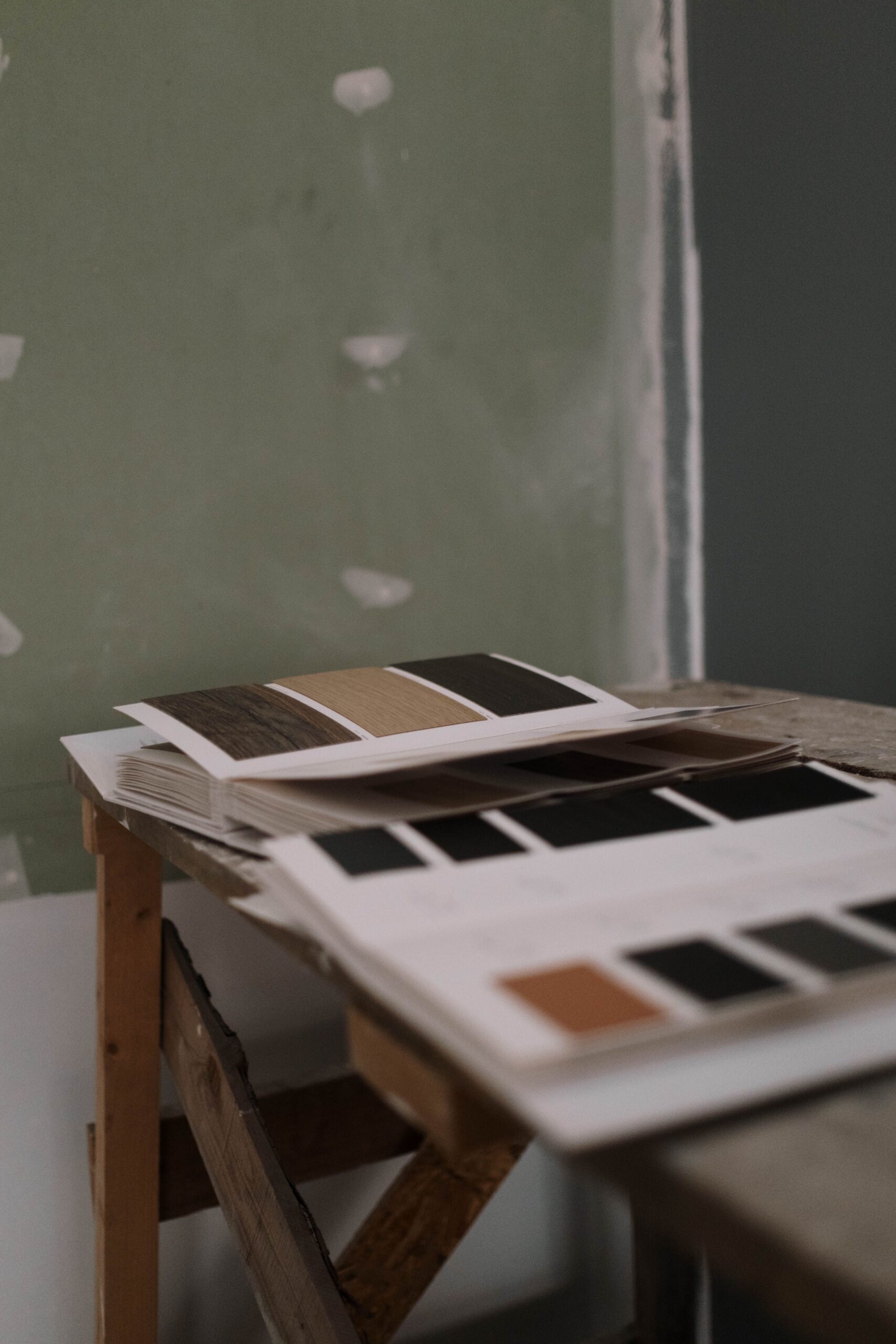Materiaalstalen op bouwschraag tijdens verbouwing — projectbegeleiding interieur Different Corner