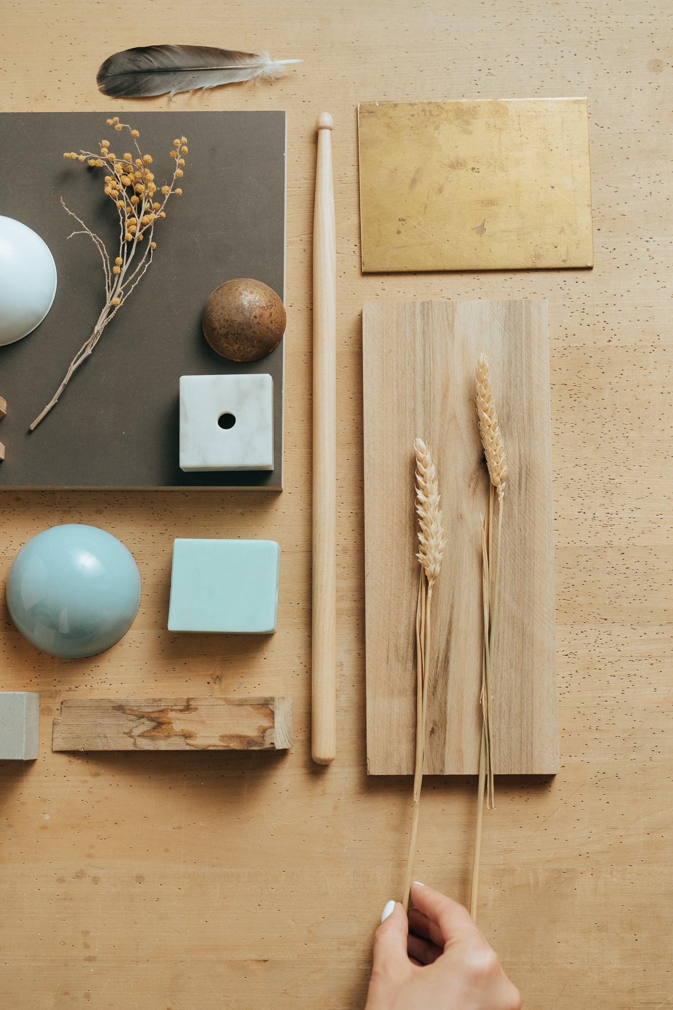 Flatlay met materiaalstalen hout marmer en natuurlijke elementen — concept interieurontwerp Different Corner