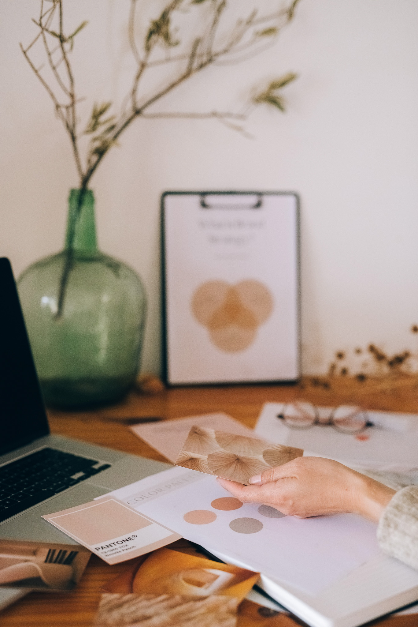 Bureau met Pantone kleurstaal groene vaas en laptop — uitwerking interieurontwerp Friesland