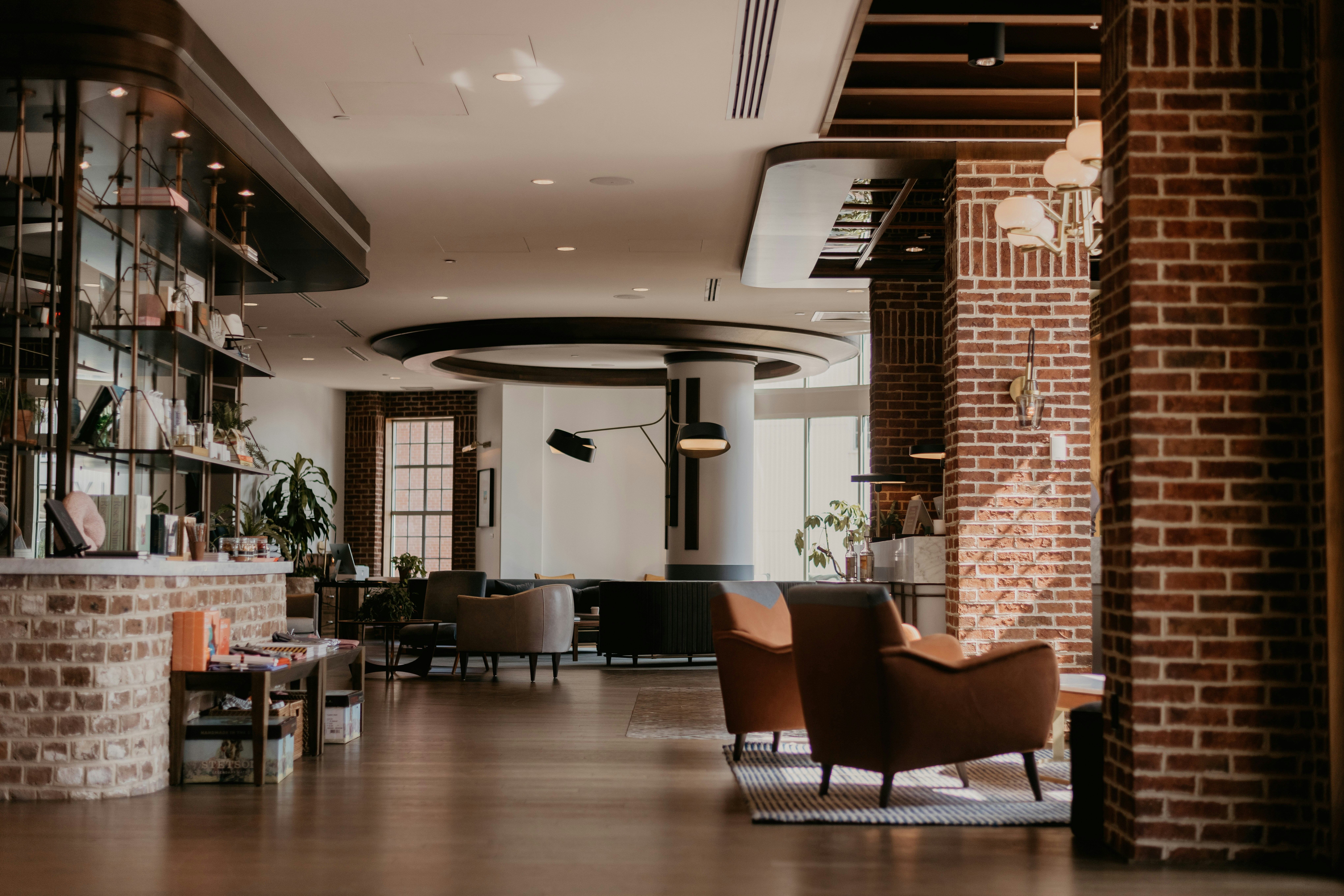 Ruime lobby met duidelijke routing en verschillende zones — indeling ruimte bedrijf Heerenveen