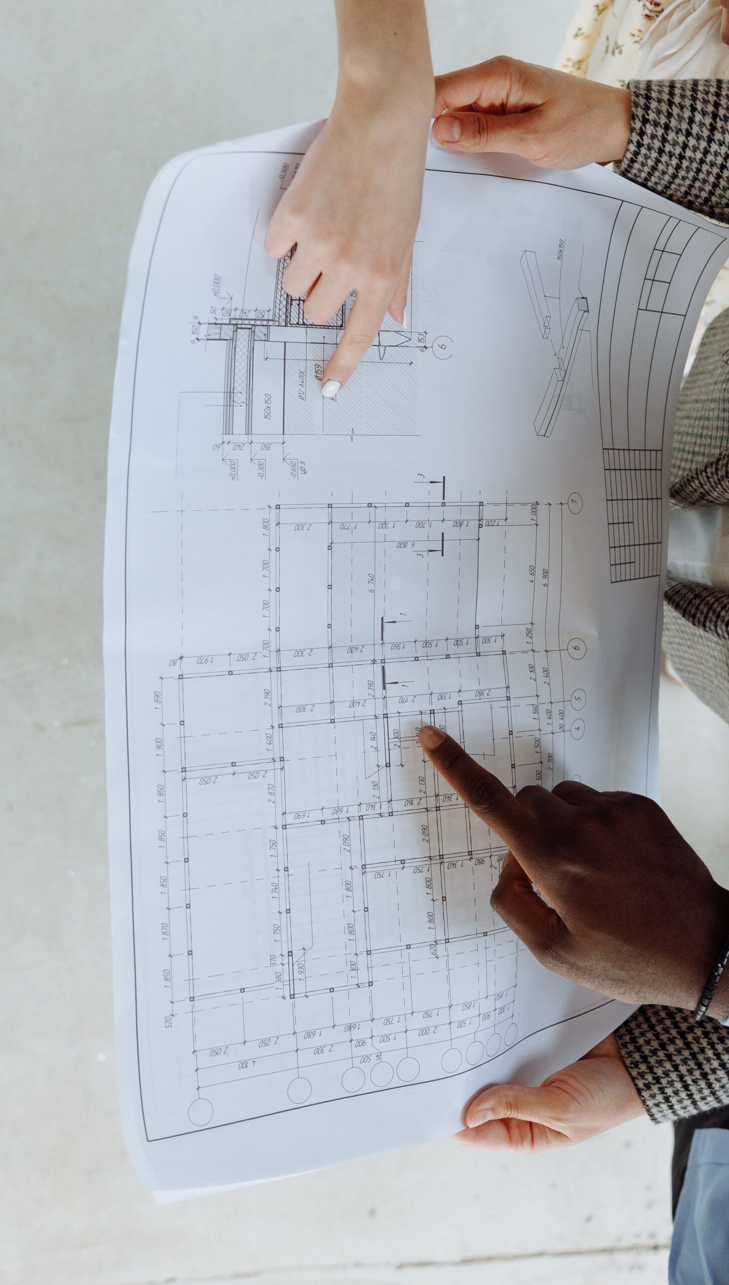 Twee mensen wijzen naar plattegrond — indeling en routing zakelijke ruimte Friesland