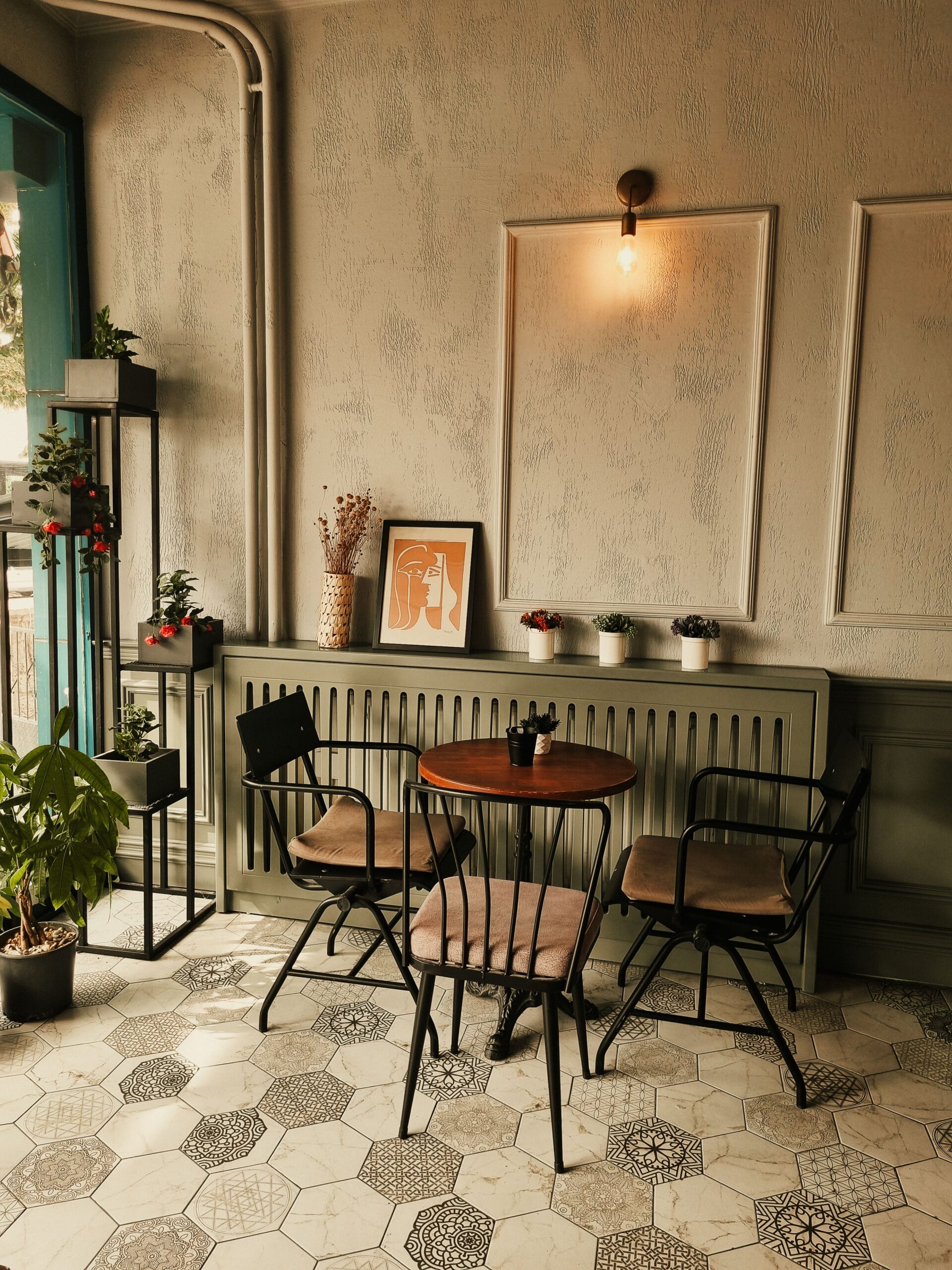 Sfeervol café met hexagonale tegels en salie groene muur — interieurontwerp bedrijven Friesland
